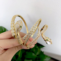 Pulsera de piel de pitón de lujo para mujer, brazalete curvo de cuerpo de serpiente, chapado en oro, latón, circón, ojos verdes, joyería