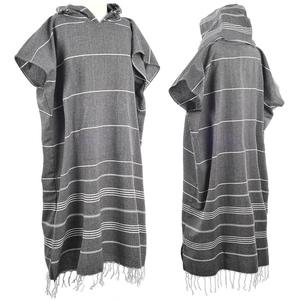 Bán buôn tùy chỉnh sọc người lớn trùm đầu Poncho khăn bãi biển lướt Poncho siêu thấm Wetsuit thay đổi khăn với mui xe - Product Image 3