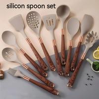 Ensemble de 11 ustensiles de cuisine en silicone avec accents or rose, manches en bois, outils de cuisson antiadhésifs avec support de rangement en bois