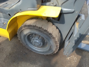 Chariot élévateur Komatsu FD30 d'occasion en excellent état (90% neuf), 3 tonnes, machine d'entrepôt Komatsu en promotion - Product Image 5