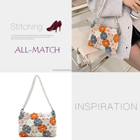 Fleur au crochet faite à la main en gros pour le bricolage, avec breloque et autocollant pour la décoration de sacs à main