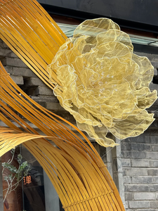 Escultura Floral Gigante de Organza Dorada, Flor de Malla con Pétalos Ondulados Hecha a Mano con Tallo de <span class=keywords><strong>Cristal</strong></span> para Escaparates, Bodas y Fiestas - Product Image 6