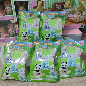 Calico Critters <span class=keywords><strong>Sylvanian</strong></span> Families, <span class=keywords><strong>Famille</strong></span> de chats rayés, Pack de figurines floquées de la <span class=keywords><strong>famille</strong></span> complète, Beau cadeau d'anniversaire pour les enfants - Product Image 5