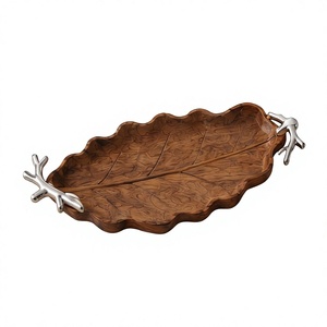 Plateau de service en bois de manguier finition noyer, en forme de feuille, avec poignées en branches argentées - Product Image 1