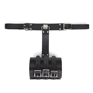 Menottes en cuir noir avec boucles métalliques pour la retenue et le bondage des adultes - Product Image 5