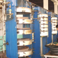 Production de petits pneus et de pneus extérieurs pour motos fabriqués en Chine