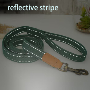 신제품 <span class=keywords><strong>2026</strong></span> 맞춤형 6.5피트 소프트 헤비듀티 반사견 훈련용 리드 내구성 있는 나일론 ID 가죽 태그 포함 야간 안전 코튼 웨빙 - Product Image 6
