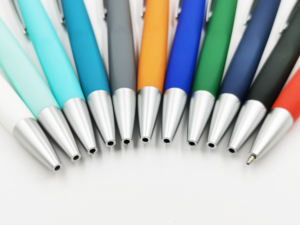 बहु-रंग लोगो मुद्रित होटल विज्ञापन स्टॉक बहुत कम मूल्य बॉल पॉइंट मल्टी-फंक्शनल प्लास्टिक पेन - Product Image 6