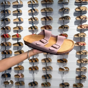 Nouvelles sandales de croisière en gros à deux brides, dessus en daim, semelle en liège, logo personnalisé, pour hommes et femmes, claquettes d'été, approvisionnement en vrac - Product Image 1