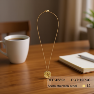 Collar de acero inoxidable con colgante de letra M en tono dorado, joyería minimalista de moda para mujer, para uso diario. - Product Image 2