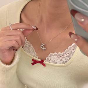 Collier en argent pur S925 avec perle en forme de croix et design géométrique, polyvalent et luxueux, ambiance haut de gamme pour l'automne - Product Image 4