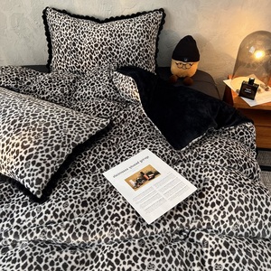 Ensemble de quatre pièces en peluche de fourrure de lapin en velours de lait imprimé léopard, draps, taies d'oreiller, ensembles de housse de couette - Product Image 4