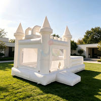 Château gonflable blanc pour jardin avec grande toboggan combinée, idéal pour les fêtes d'anniversaire, mariages et événements en extérieur ou en intérieur pour enfants