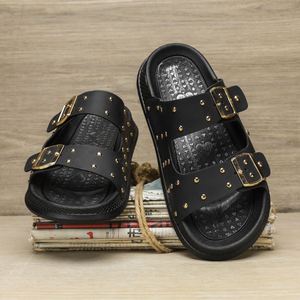 Sandales noires en PVC à enfiler avec boucles et clous dorés, bout ouvert, semelle extérieure en caoutchouc antidérapante, chaussures d'été pour hommes - Product Image 6