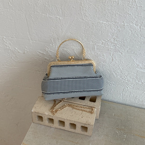 Nova Bolsa Clutch Transversal Feminina 2026 de Tweed com Estampa Listrada, Formato de Concha e Corrente – Acessório Feminino Elegante - Product Image 4