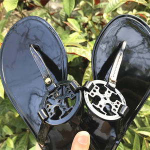 Sandalias de lujo para mujer 2025 con logo entrelazado, de goma rosa brillante, planas, de punta abierta, informales, para playa y piscina, de diseñador - Product Image 1