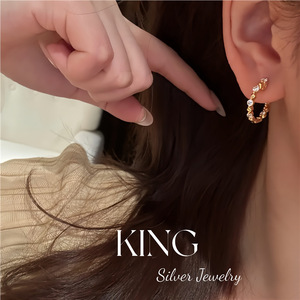 ต่างหูเงิน KING รุ่น Huggie เงินแท้ S925 ชุบทอง ดีไซน์รูปดาว เหมาะสำหรับใส่ทุกวัน - Product Image 5