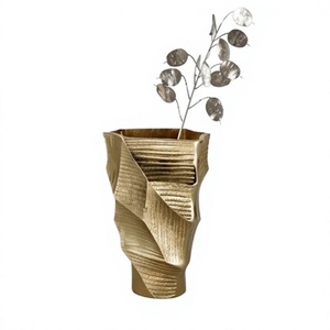 Wohnaccessoires Geometrische Goldene Metallvase mit Geripptem Facettiertem Design und Getrockneter Silberner Lunaria - Product Image 2