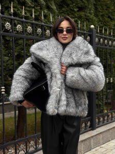 Parka da Donna in Ecopelliccia di Volpe Intrecciata di Media Lunghezza - Stile Hip Hop di Alta Gamma con Scollo a V per l'Inverno Europeo e Americano - Product Image 4