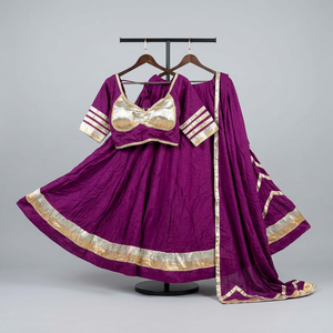 Conjunto de Lehenga Choli de Diseño en Color Morado con Borde Metálico Dorado y Dupatta para Eventos Festivos y Bodas - Product Image 6
