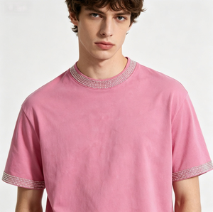 Camiseta de manga corta con cuello redondo y adornos de diamantes de imitación rosas para hombre, corte regular, estilo casual, de algodón tipo jersey, corte cuadrado. - Product Image 1