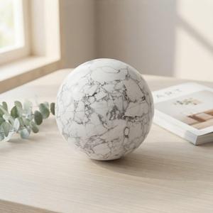 Sphère de cristal d'howlite naturelle, boule de pierre précieuse blanche ronde, spécimen minéral poli avec motif de veines grises naturelles, décoratif - Product Image 1