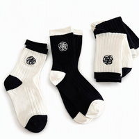 Chaussettes mi-mollet brodées Camélia en gros pour femmes, chaussettes en coton respirantes printemps-été, chaussettes noires et blanches tendance pour dames