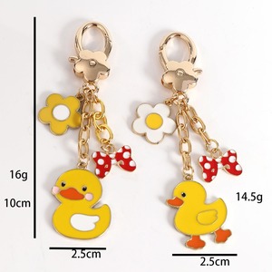 Porte-clés en peluche de canard animal de dessin animé mignon et frais, avec mousqueton en alliage, forme 3D, nœud papillon coloré effet goutte d'huile, œuf frit, pour sac de couple - Product Image 3