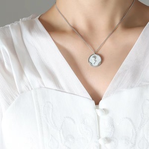 Collier en acier inoxydable pour femme, style vintage, avec pendentif rose émaillé, bijou glamour et tendance - Product Image 3