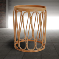 Table d'extérieur en rotin d'inspiration écologique avec structure solide et tressage respirant, idéale comme table d'appoint, centre de table ou accent d'entrée