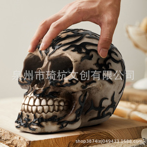 Figura Decorativa de Calavera con Patrón de Llamas para Halloween, Artesanía de Resina, Decoración para Interiores del Hogar y Entrada - Product Image 3
