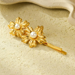 Épingles à cheveux de style premium de petite taille, série fleurs en titane et acier avec incrustation de perles, accessoire féminin luxueux et polyvalent - Product Image 3