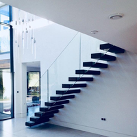 Escalier flottant moderne avec rampe à câbles, structure en acier dissimulée, option marches en chêne ou noyer