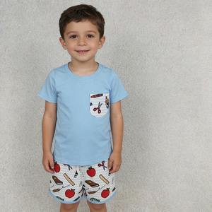 Conjunto de 2 piezas de camiseta y pantalones cortos azules informales con estampado de Apple Pen para niños, ropa de verano para la vuelta al cole, en stock - Product Image 2