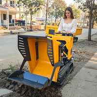 Dumper sur chenilles à haute stabilité qui garde l'équilibre en montant les pentes avec une charge maximale sur les routes accidentées