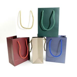 Sacs de shopping et de vêtements en papier d'art biodégradable et recyclable, prix d'usine, marque Spring, poignée en ruban, impression UV - Product Image 2