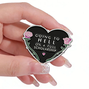 Broche en émail métallique de haute qualité en forme de cœur noir avec motif de rose, broches Going Hell Full Scholarship pour vêtements et sacs - Product Image 1
