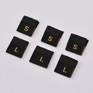 Etiqueta de tamaño para ropa <span class=keywords><strong>S</strong></span>/M/L, rectángulo bordado de lámina reflectante dorada con pliegue central de respaldo sin sombras para un uso conveniente en la bolsa - Product Image 1