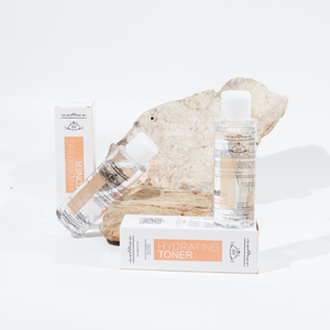 El tónico hidratante 701 combina la calmante camomila y el ácido hialurónico para iluminar y refrescar la piel, brindando una hidratación suave. - Product Image 6