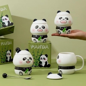 Set di tazze in ceramica di Panda ricamato con coperchio e cucchiaio regalo di natale per uomini e donne studenti o compagni di dormitorio - Product Image 1