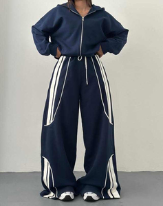 Fabricante de Sudaderas con Cremallera Cortas Personalizadas para Mujer y Pantalones Deportivos Acampanados de Algodón, Fabricante de Conjuntos Deportivos Holgados de Diseño - Product Image 4