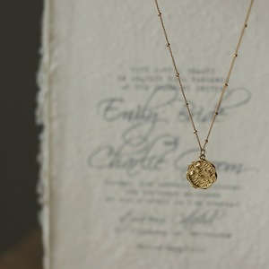 Collar con colgante con incrustaciones de flores talladas, joyería chapada en oro de 18K y titanio, para el día de la madre - Product Image 6