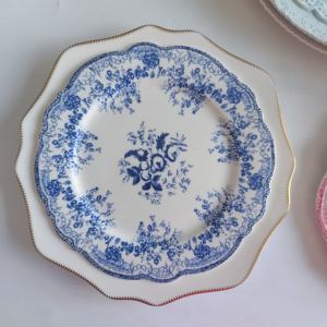 أطباق عشاء سيراميك كلاسيكية بتصميم زهري أنيق، أطباق شاحن زفاف من البورسلين بحافة زهور لتأجير الفعاليات - Product Image 6