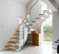 Appartement duplex populaire avec escalier en zigzag et marches en bois massif