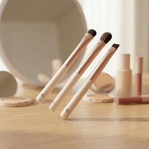 Kit de Brochas de Maquillaje Profesional Kibo de 3 Piezas con Mango de Resina y Pelo Sintético para Rostro y Ojos, Incluye Brochas para Polvo y Labios - Product Image 2