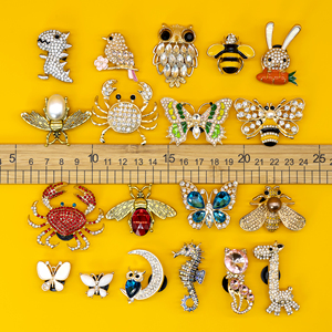 Venta al por mayor personalizada de lujo acrílico Metal zapato encanto perla arco zuecos accesorios de joyería Cenicienta personalizada 2,5-20cm 2-30g a granel - Product Image 3