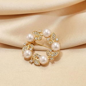 Nueva moda Metal elegante mariposa perla diamante insignia Pin broche ropa de mujer broches decorativos - Product Image 6