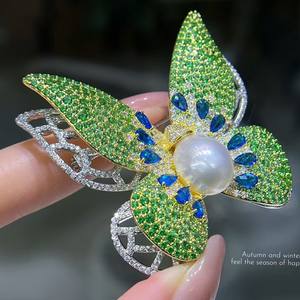 Broche de Perlas con Mariposa Tridimensional de Estilo Retro al por Mayor, Patrón de Números a la Moda, Casi Redondo, con Defectos Sutiles para Venta al por Menor - Product Image 1