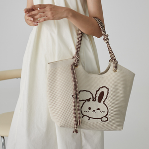 Sac fourre-tout surdimensionné pour femme avec logo personnalisé motif <span class=keywords><strong>lapin</strong></span> 2026, <span class=keywords><strong>en</strong></span> polyester recyclé, fermeture ouverte, nouveau style, accessoire de mode - Product Image 4