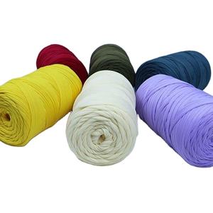 Rouleau de fil de t-shirt tricoté à la main en polyester 100% de haute qualité pour fil de t-shirt fantaisie au crochet - Product Image 1